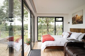 Luxe huisje, 1 kingsize bed, hot tub, uitzicht op meer | Kamervoorziening