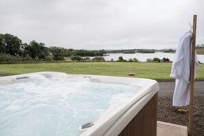 Luxe huisje, 1 kingsize bed, hot tub, uitzicht op meer | Uitzicht op het meer
