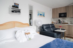 Luxury Cabin, 1 King Bed, Hot Tub, Lake View | Egyptian cotton sheets, premium bedding, individually decorated