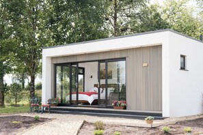 Luxe huisje, 1 kingsize bed, hot tub, uitzicht op meer | Kamervoorziening