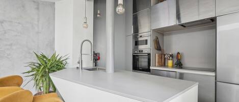 Réfrigérateur, micro-ondes, four, plaque de cuisson