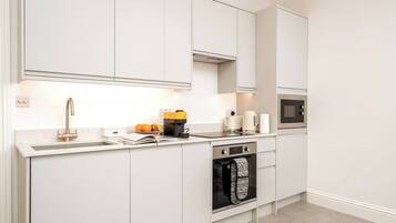 Frigorífico, microondas, horno y placa de cocina