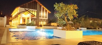 Full Cozy 1BR w/ Pool, Balcony w/ Panoramic View, PrimeTV by Mall & Airport