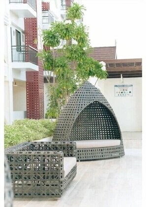 Property grounds - Full Cozy 1BR w/ Pool, Balcony w/ Panoramic View, PrimeTV by Mall & Airport (Lapu-Lapu City)