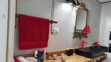 Asciugacapelli, bidet, asciugamani, sapone