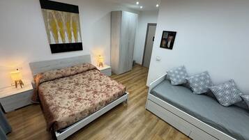 1 Schlafzimmer, Schreibtisch, BĂŒgeleisen/BĂŒgelbrett, kostenloses WLAN