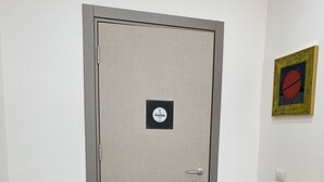 A door with a 'No Smoking' sign, a blue cylindrical object, and a framed artwork on the wall. - Aria di Casa Experience - Independent room with private bathroom (Cassino)
