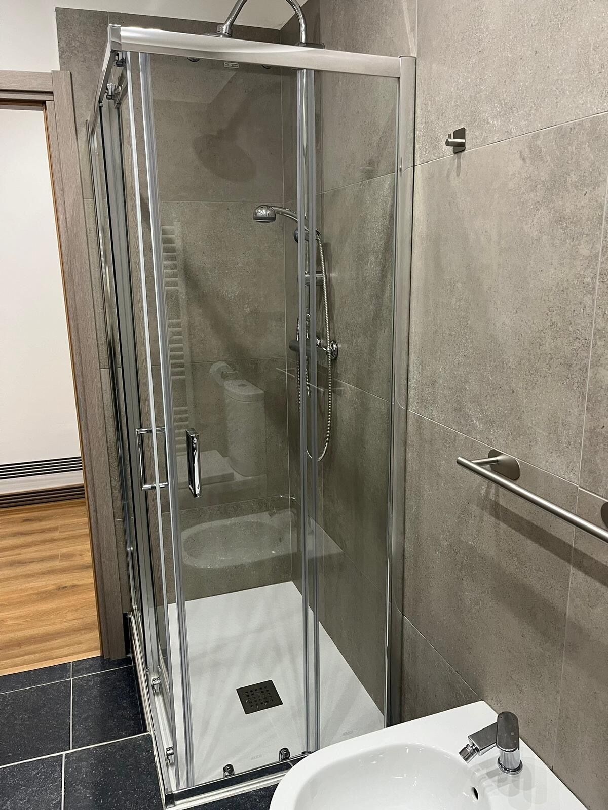 Dusche, Haartrockner, Bidet, Handtücher