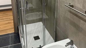 A glass-enclosed shower stall with a handheld showerhead, a handheld showerhead, and a handheld showerhead. - Aria di Casa Experience - Independent room with private bathroom (Cassino)
