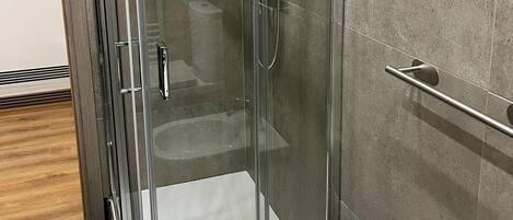Een douche, een haardroger, een bidet, handdoeken