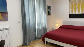 1 Schlafzimmer, Schreibtisch, schallisolierte Zimmer