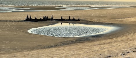 Beach nearby, sun-loungers, beach towels