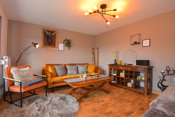 Möbel, Bilderrahmen, Tabelle, Pflanze, Holz, Gebäude, Orange, Beleuchtung, Interior Design, Zimmerpflanze