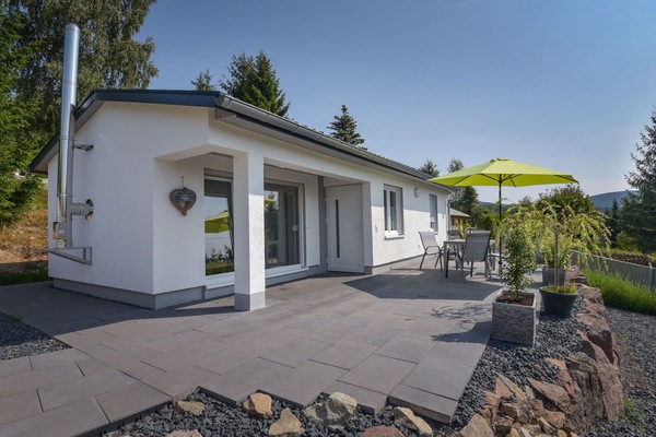 Himmel, Pflanze, Gebäude, Eigentum, Baum, Schatten, Haus, Grundstueck, Tür, Hütte