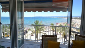 Een balkon met uitzicht op een strand en de zee.
