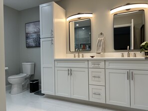 Regadera, secadora de cabello, toallas, jabón