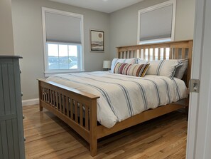 4 habitaciones, escritorio y tabla de planchar con plancha