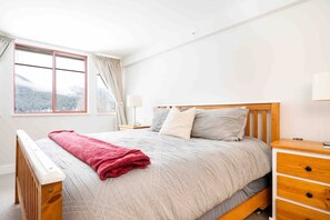 2 bedrooms, desk, iron/ironing board, WiFi