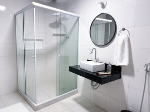 Premium Room | Bathroom | Shower, rainfall showerhead, towels, toilet paper - CoVívere - RJ (Rio de Janeiro)