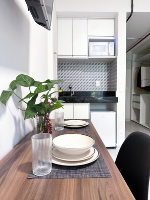 Standard Room | Desk, laptop workspace, free WiFi, bed sheets - CoVívere - RJ (Rio de Janeiro)
