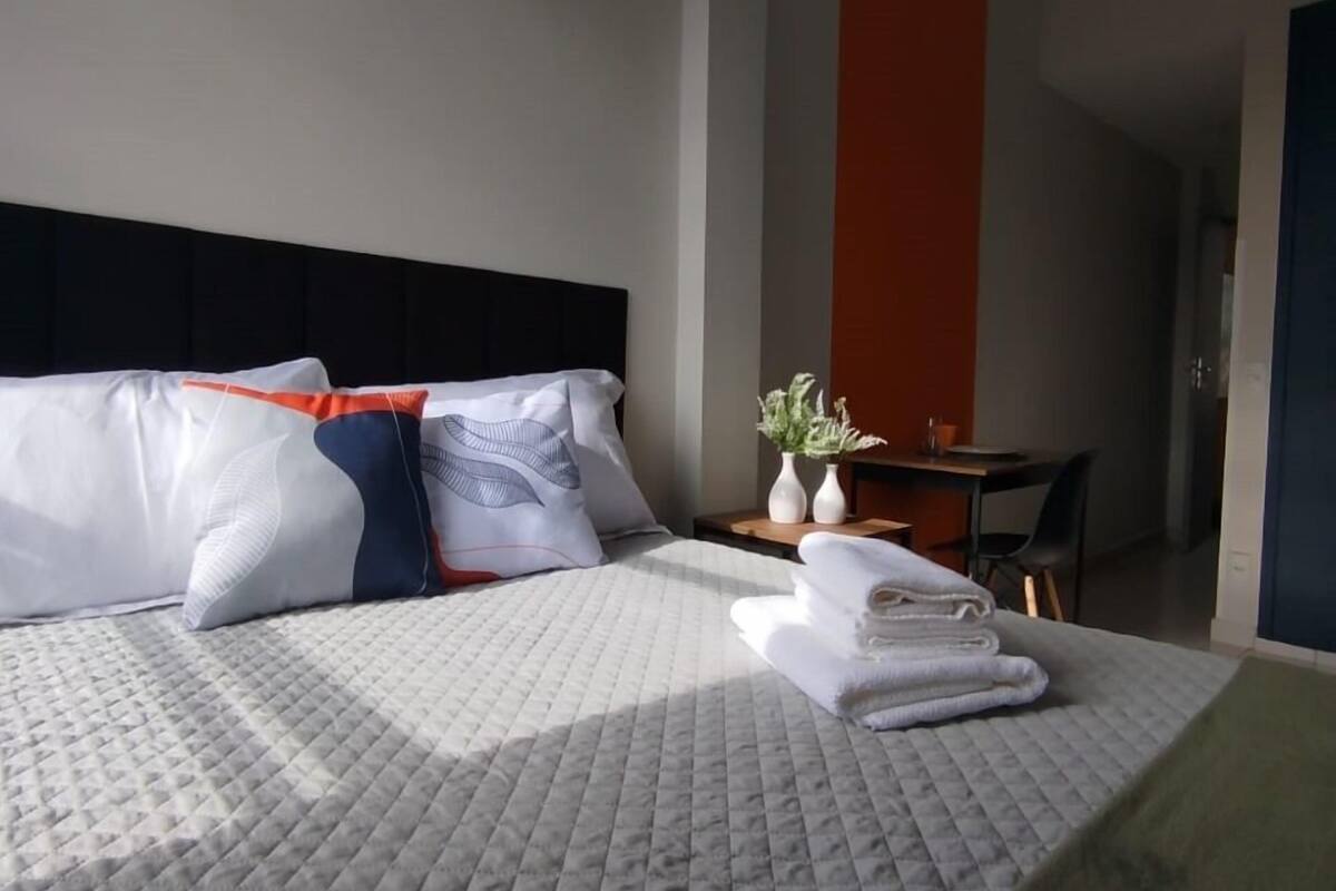 Kamar Tradisional | Meja kerja, ruang kerja ramah laptop, Wi-Fi gratis, dan seprai linen