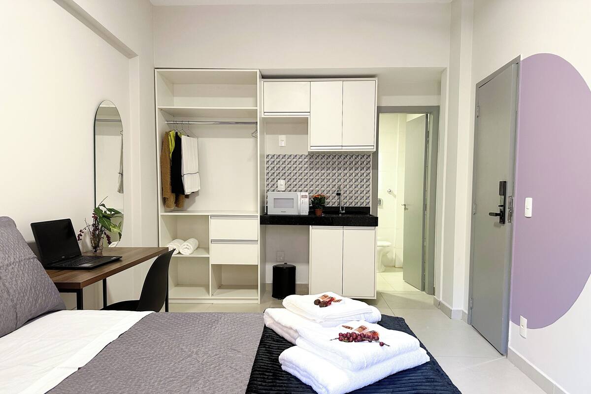 Kamar Premium | Meja kerja, ruang kerja ramah laptop, Wi-Fi gratis, dan seprai linen