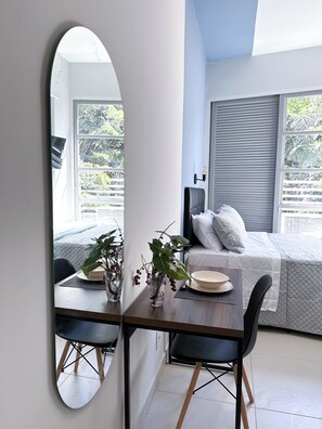 Escritorio, espacio para trabajar con laptop y wifi gratis 