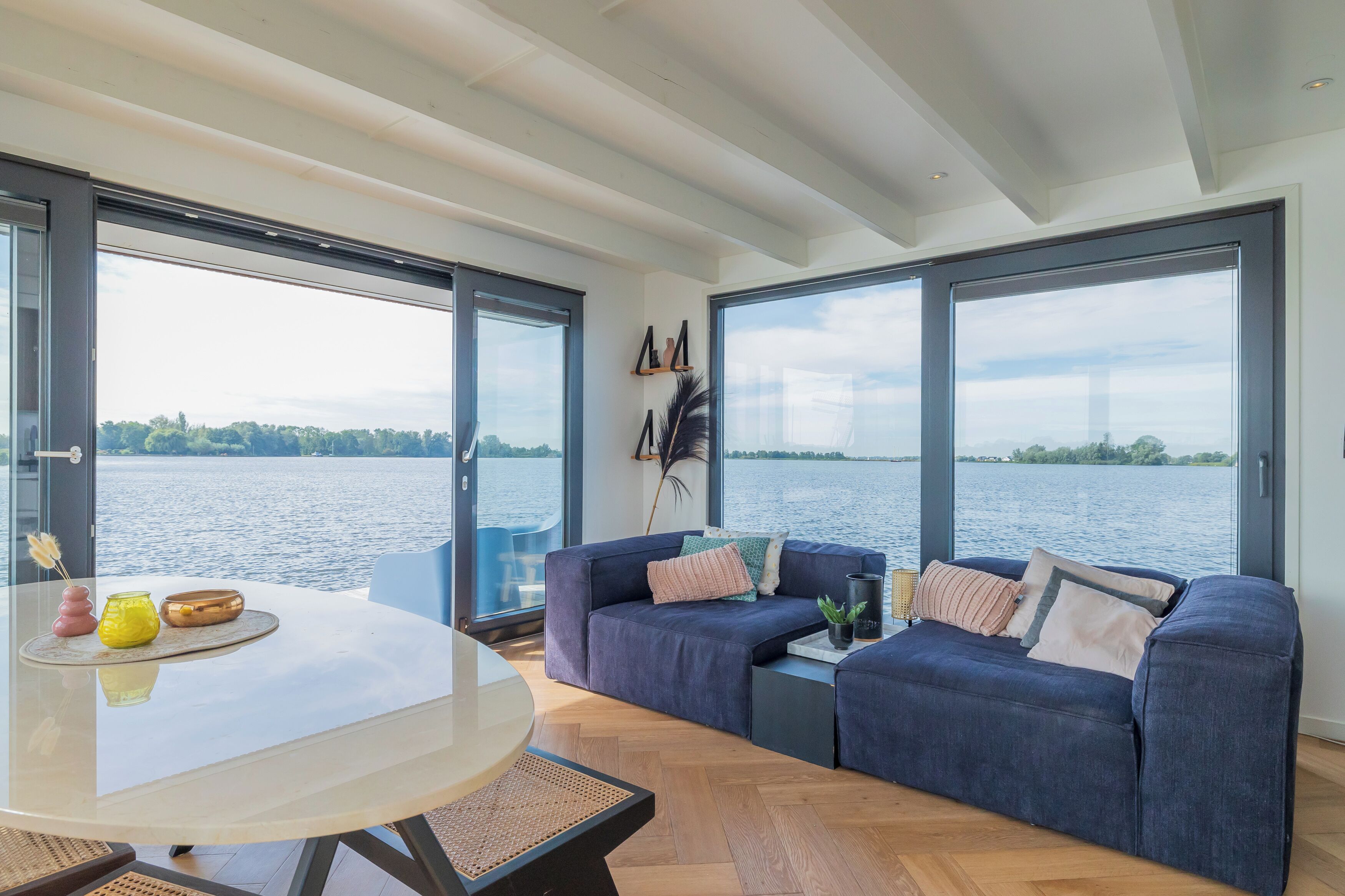 Een televisie en een open haard