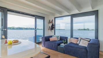Een televisie en een open haard