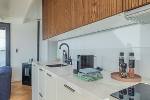 Een koelkast, een oven, een kookplaat, een vaatwasser