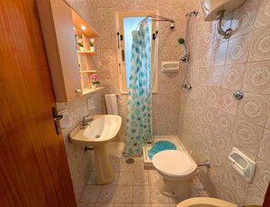 Dusche, Haartrockner, Bidet, Handtücher