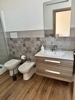 Shower, rainfall showerhead, bidet, towels - Baglio Eldama (Castelvetrano)