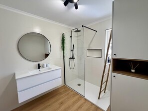 Suihku, hiustenkuivaaja