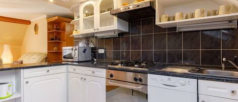 Mikrobølgeovn, ovn, opvaskemaskine, højstol