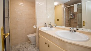 Ein Badezimmer mit zwei Waschbecken, Toilette und Dusche.