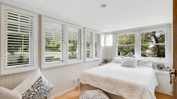 5 bedrooms, iron/ironing board, Internet, bed sheets