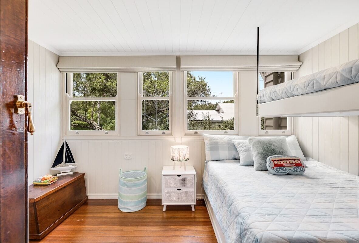 5 bedrooms, iron/ironing board, Internet, bed sheets
