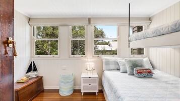 5 bedrooms, iron/ironing board, Internet, bed sheets