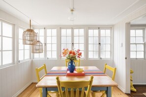 Dining - "Camellia Cottage"! CDB Diamond! (Toowoomba City)
