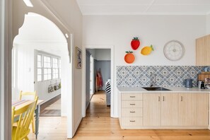 Interior - "Camellia Cottage"! CDB Diamond! (Toowoomba City)
