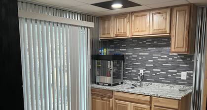 Cabin with Hot tub. Close to Higgins Lake