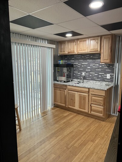 Cabin with Hot tub. Close to Higgins Lake