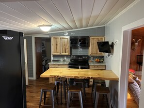 Dining - Cabin with Hot tub. Close to Higgins Lake (Roscommon)