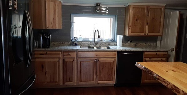 Fridge, microwave, oven, stovetop - Cabin with Hot tub. Close to Higgins Lake (Roscommon)