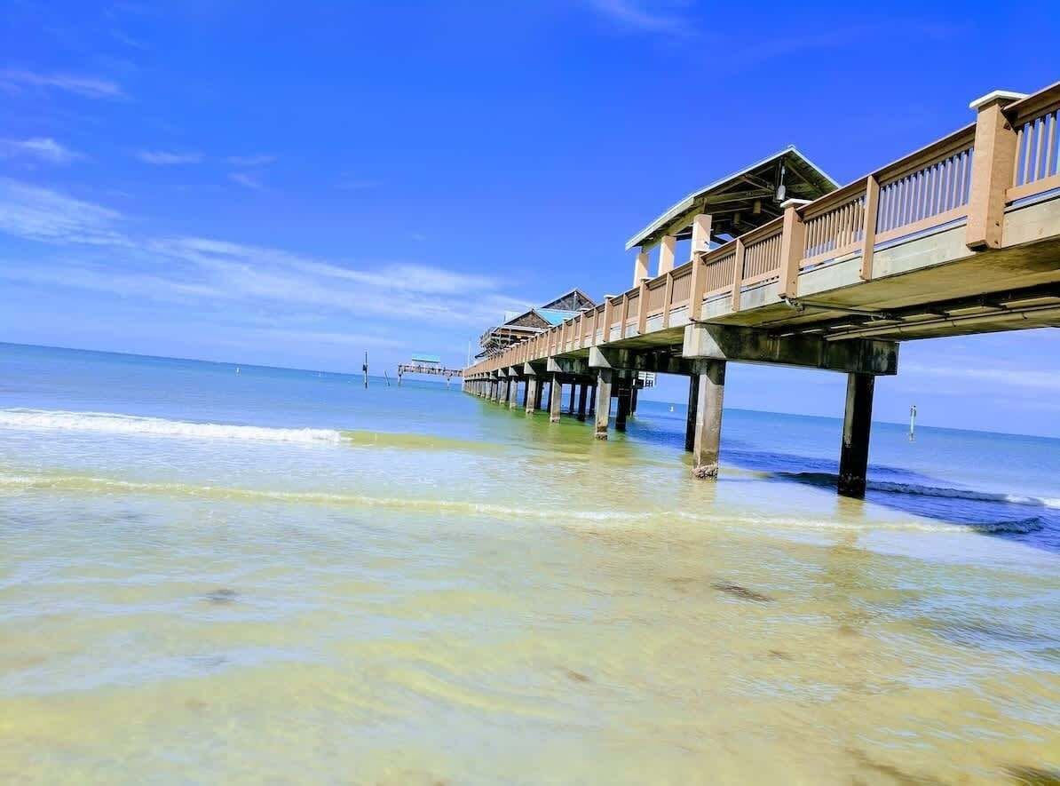 Perto da praia, espreguiçadeiras, toalhas de praia 