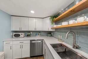 Fridge, microwave, oven, stovetop - Luxurious King Bed! Steps to beach, town & park! (Clearwater)