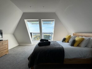 3 dormitorios, tabla de planchar con plancha, cuna de viaje