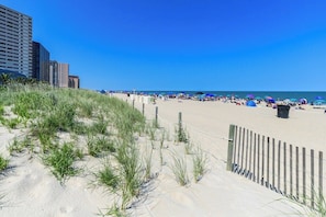 On the beach - Oceanfront 2 Bedroom-Sleeps 8 (Ocean City)