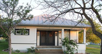 Countryside Farmhouse, backporch breezes, hillside views, and in Walburg!