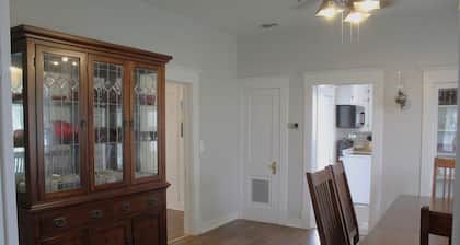 Countryside Farmhouse, backporch breezes, hillside views, and in Walburg!